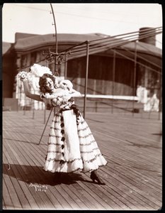 En skuespillerinne i kostyme som øver på taket av det som sannsynligvis er New York Theatre, New York, 1900 (sølv gelatintrykk)